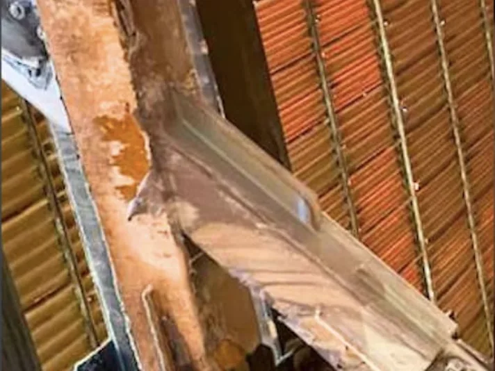 Estructura de acero con corrosión avanzada y planchas oxidadas