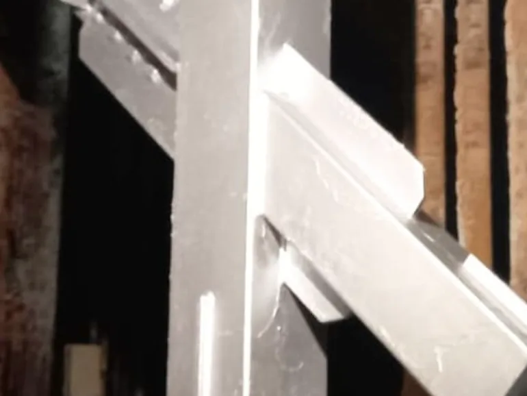 La misma estructura de acero recubierta con Rust Grip, protegida y de color claro