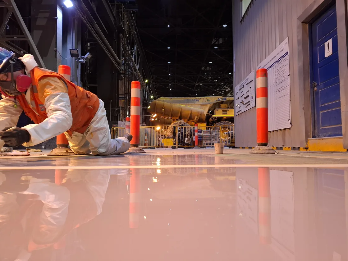 El mismo piso terminado con recubrimiento epóxico Beta Floor, liso y uniforme