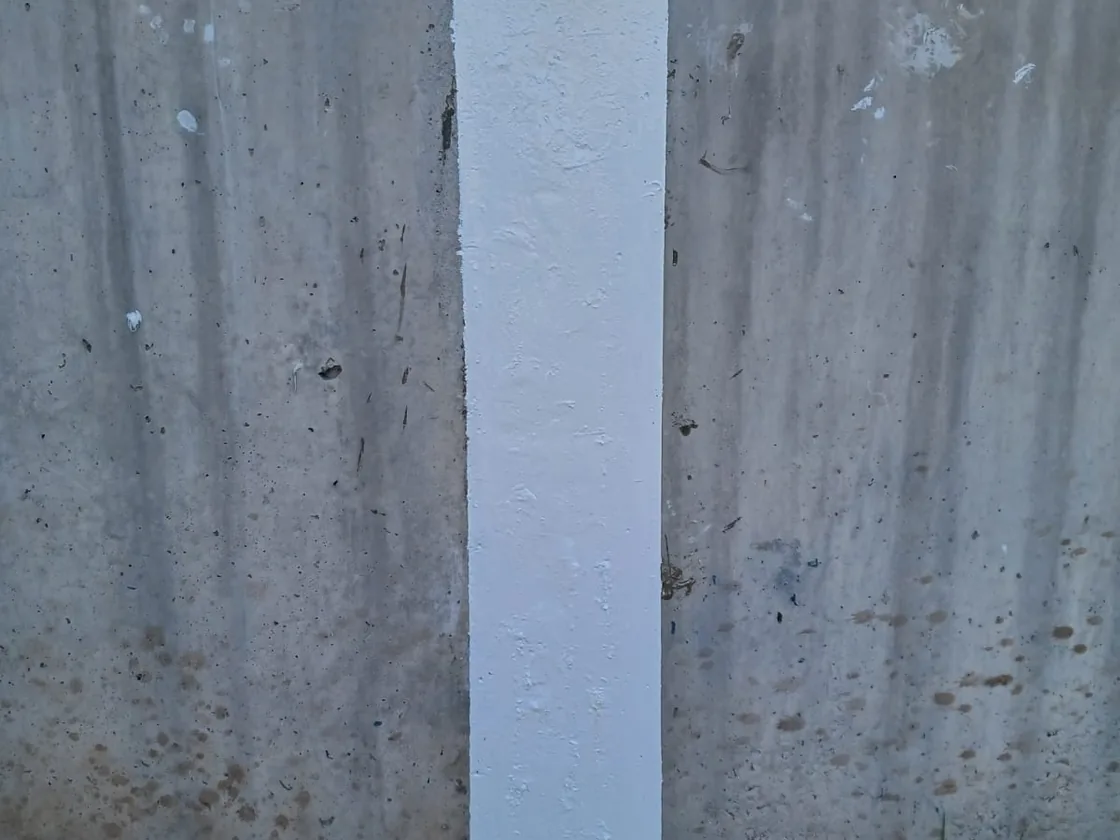 La misma fisura del muro sellada con una banda de inyección Webac