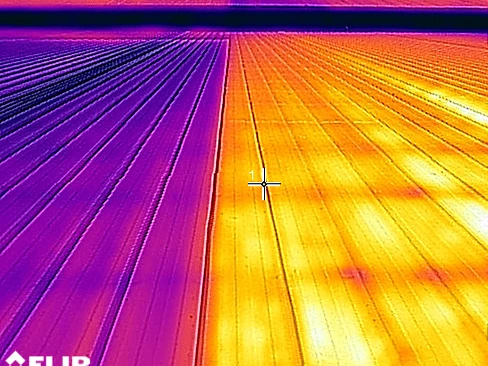 Termografía FLIR de una cubierta metálica: la mitad izquierda con Super Therm aparece morada (fría) y la mitad derecha sin tratar aparece naranja (caliente)
