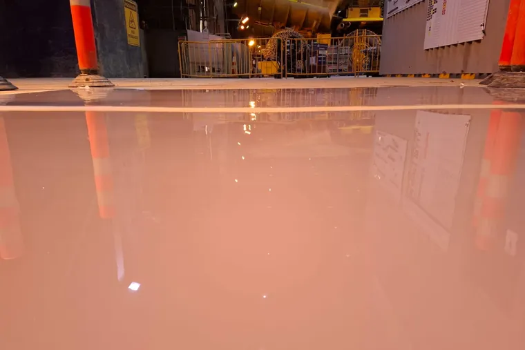 Piso industrial epóxico Beta Floor EP-100 con acabado brillante