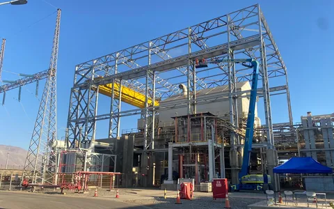 Estructura metálica de planta industrial protegida contra la corrosión