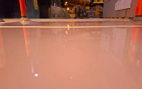 Piso industrial epóxico terminado con acabado brillante